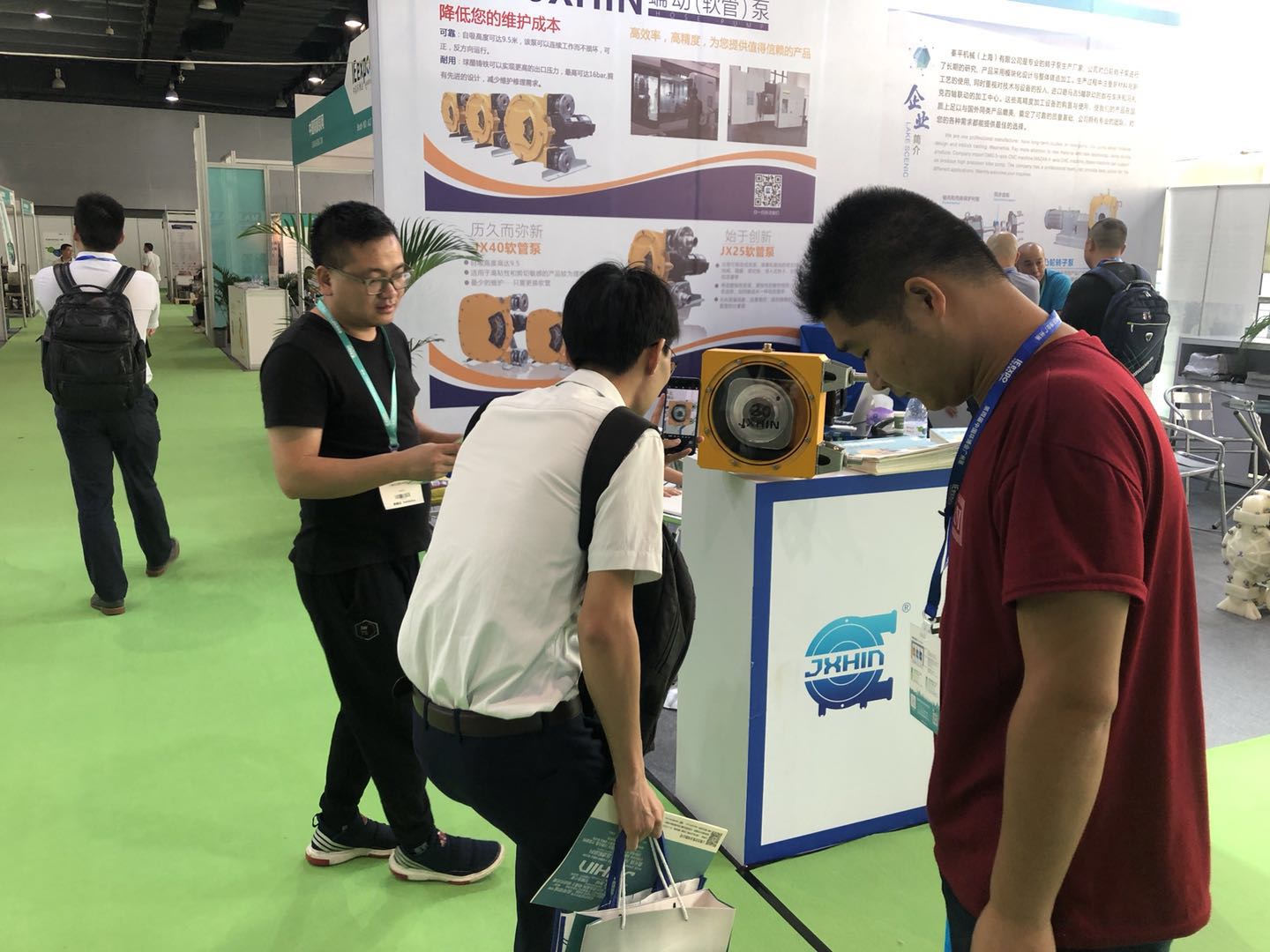 1537595944838480.jpg 展會現場1.jpg